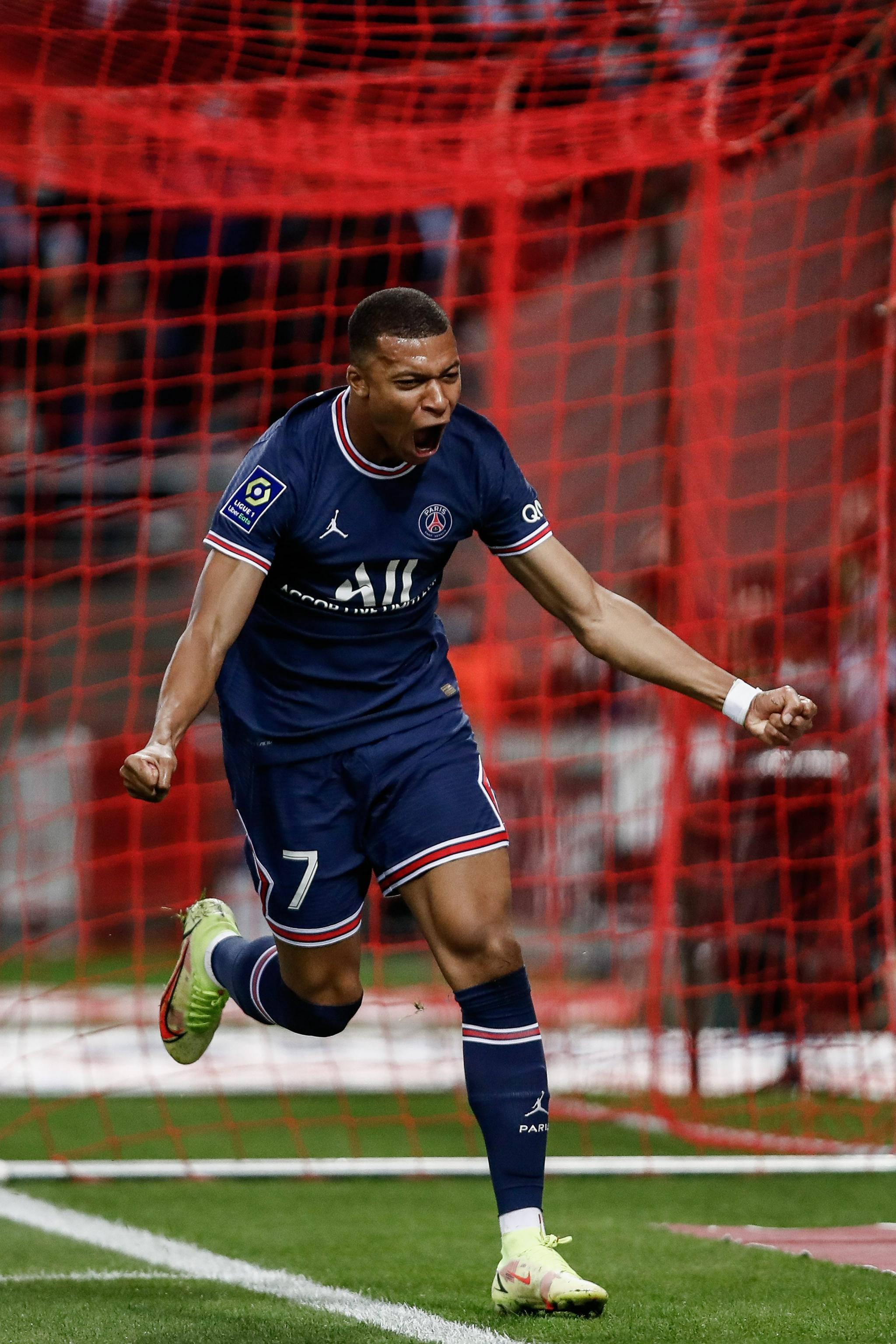 亚足联：山东泰山因亚冠退赛被禁赛两年并罚款