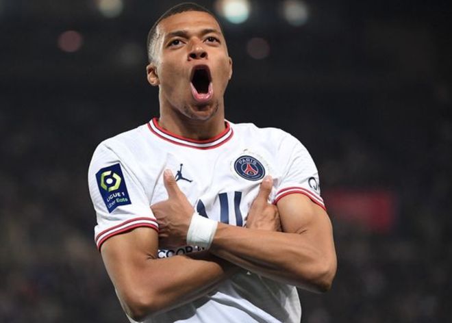 记者：C罗宣布离队后，一名皇马队友曾痛骂C罗和他的家人