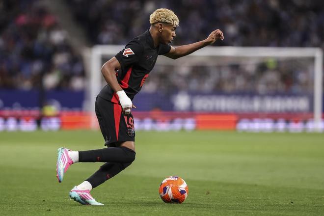 官方：拉波尔塔、莱万在沙特会见了上海等地的巴萨球迷会代表