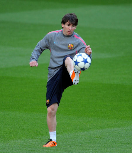 比赛日：巴萨胜皇马卫冕西超杯 曼联遭一轮游&曼城10-1